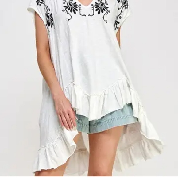 Embroidered White and Black Women's Top - Picture 5 of 10